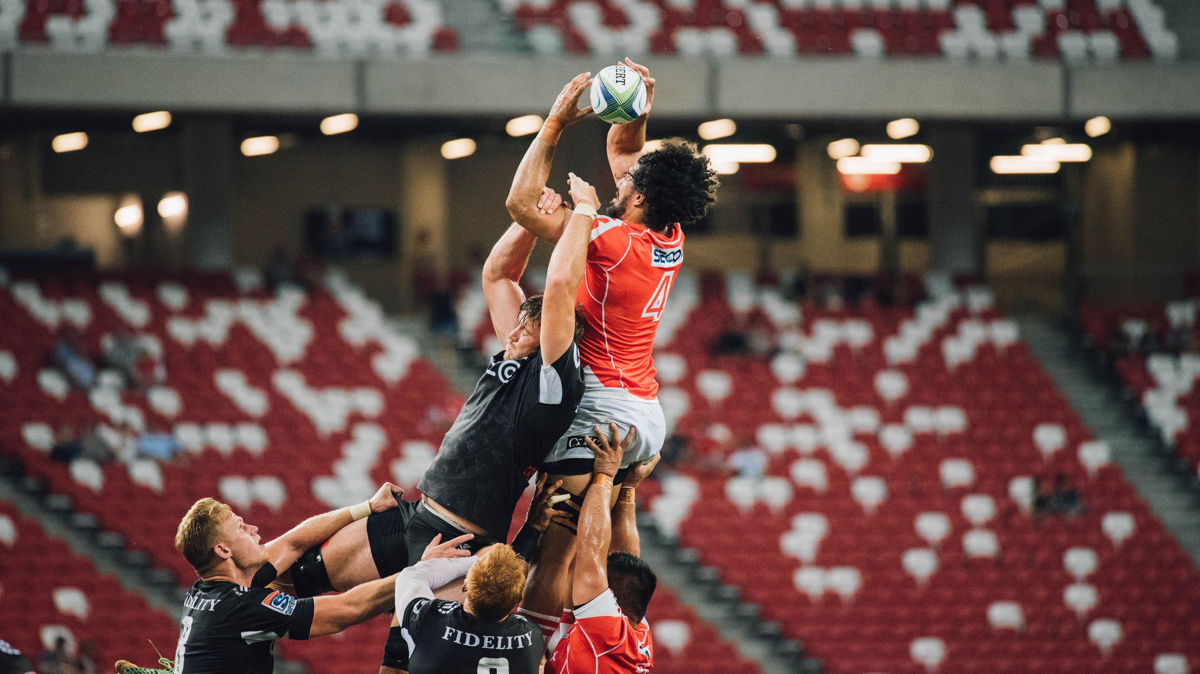 传奇回家！亨利携双子共赏酋长球场雕像，温馨互动笑谈铜像比本人帅