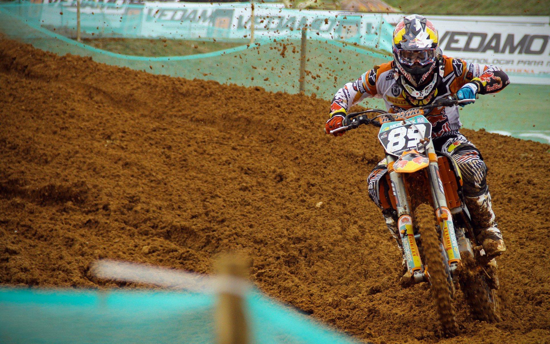 弗兰克呼吁球迷理性支持，球员失误后需要团结而非指责